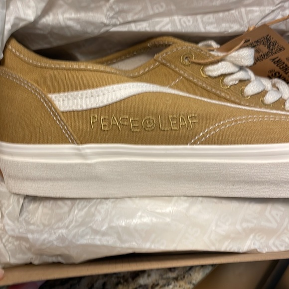 Vans Old Skool Shoes - Picture 6 of 6